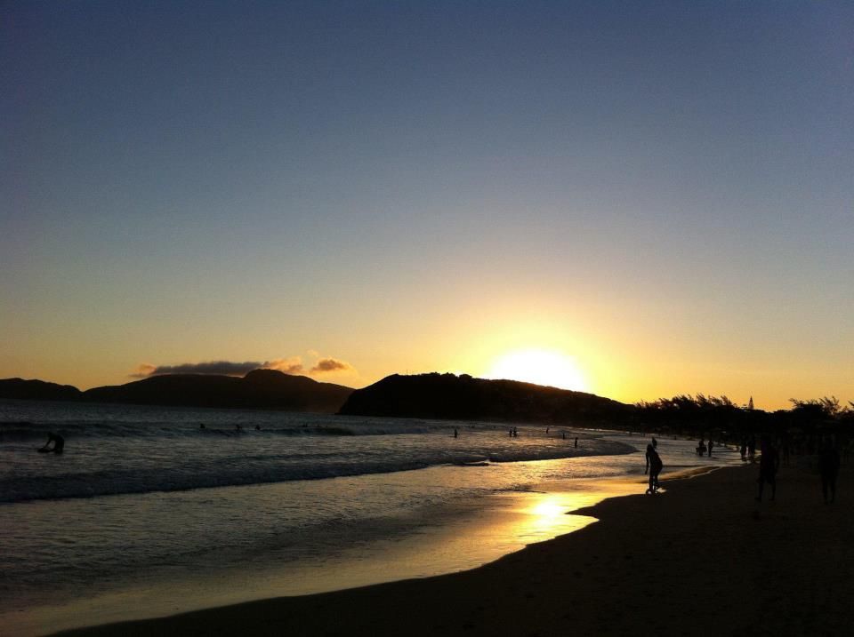 Sessão de noivado ao pôr do sol na praia de Geribá, Búzios, Brasil 